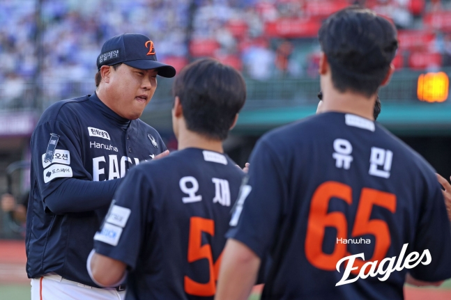 한화 이글스 류현진(왼쪽)이 5일  부산 사직야구장에서 열린 롯데 자이언츠와 2026 신한 SOL KBO리그 방문경기에 선발 등판해 이닝을 마치고 동료들의 환영을 받으며 더그아웃으로 향하고 있다. /사진=한화 이글스 제공