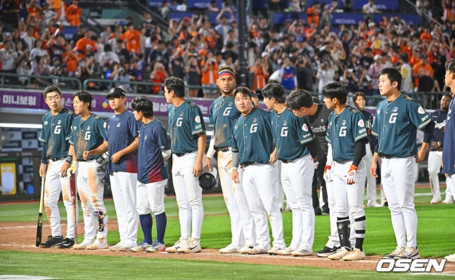 롯데 자이언츠 선수들이 5일 부산 사직야구장에서 열린 한화 이글스와 2026 신한 SOL KBO리그 홈경기에서 패한 뒤 홈 팬들에게 인사를 하고 있다.김니성
