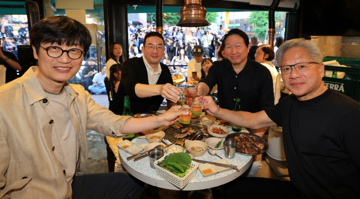 젠슨 황 엔비디아 CEO(최고경영자)가 5일 서울 마포구 서교동의 한 고깃집에서 최태원 SK회장, 구광모 LG회장, 이해진 네이버 의장과 '삼쏘 회동'을 하며 기념촬영 하고 있다. /사진 = 공동취재단 