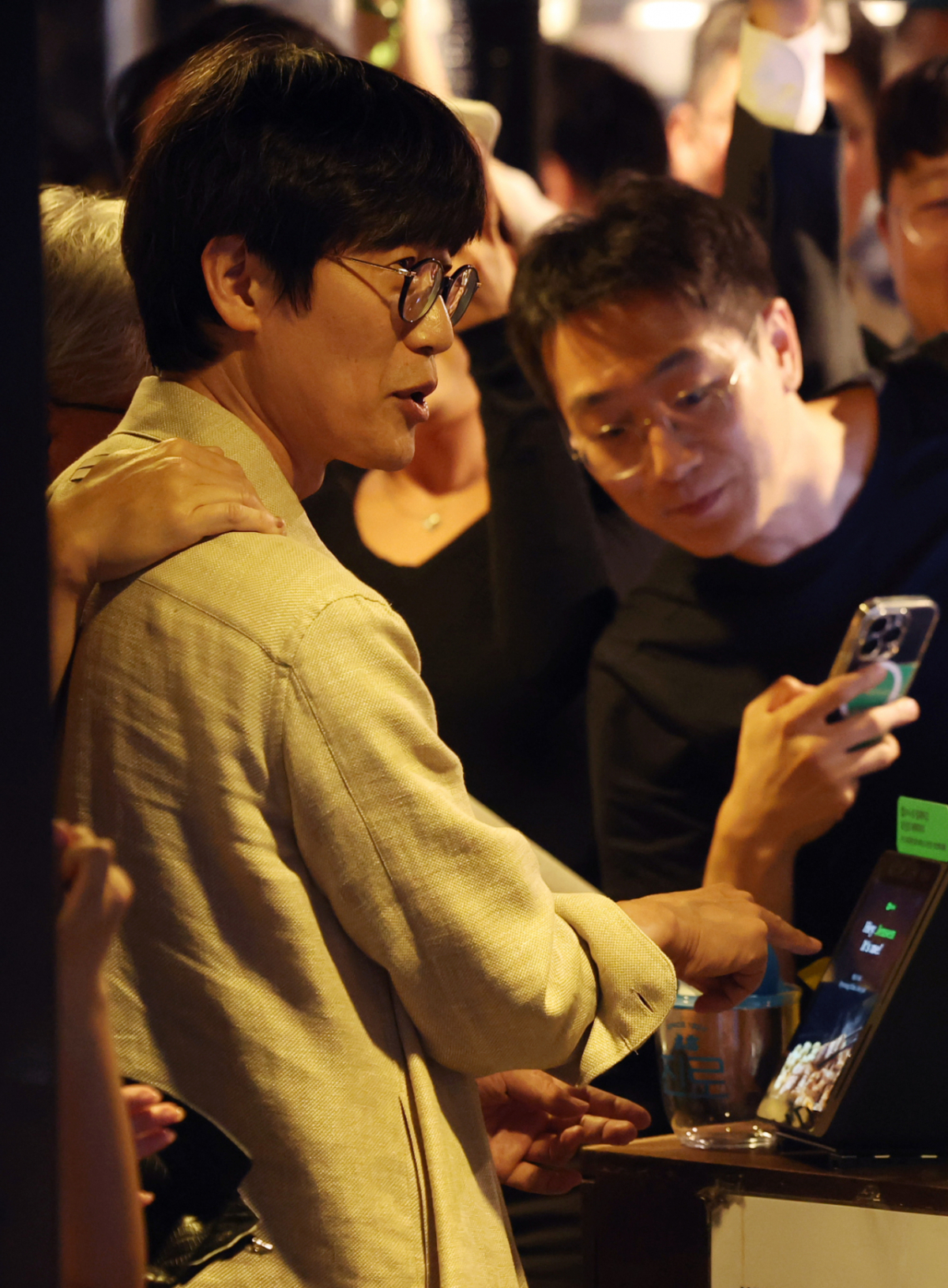  젠슨 황 엔비디아 최고경영자(CEO)가 5일 서울 마포구 홍대 인근의 한 고깃집에서 최태원 SK그룹 회장과 구광모 LG그룹 회장, 이해진 네이버 의장과 이른바 '삼쏘(삼겹살·소주) 회동'을 가졌다. 이해진 네이버 의장이 네이버 페이로 식사비를 결제하고 있다. /사진 = 뉴시스 