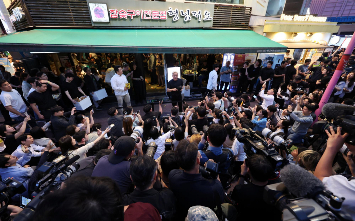  젠슨 황 엔비디아 최고경영자(CEO)가 5일 서울 마포구 홍대 인근의 한 고깃집에서 최태원 SK그룹 회장과 구광모 LG그룹 회장, 이해진 네이버 의장과 이른바 '삼쏘(삼겹살·소주) 회동' 도중 밖으로 나와 취재진 질문에 답하고 있다. / 사진 = 뉴시스 