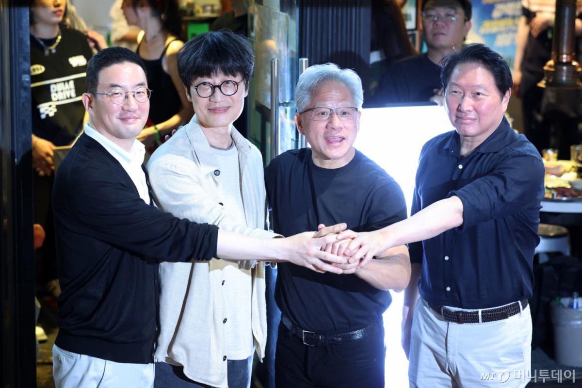 [서울=뉴시스] 조성우 기자 = 젠슨 황(왼쪽 세 번째) 엔비디아 최고경영자(CEO)가 5일 서울 마포구 홍대 인근의 한 고깃집에서 최태원(오른쪽) SK그룹 회장, 구광모(왼쪽) LG그룹회장, 이해진 네이버 의장과 삼겹살 회동을 마친 뒤 기념촬영 하고 있다. 2026.06.05. xconfind@newsis.com /사진=조성우