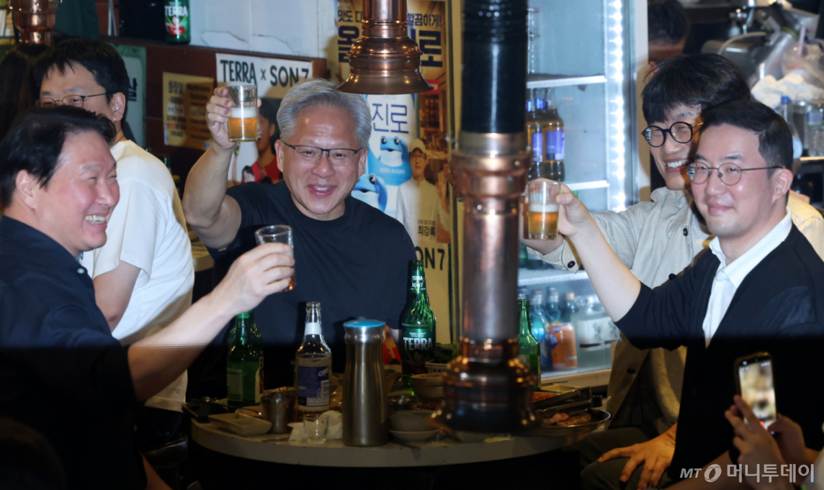 [서울=뉴시스] 조성우 기자 = 젠슨 황(왼쪽 두 번째) 엔비디아 최고경영자(CEO)가 5일 서울 마포구 홍대 인근의 한 고깃집에서 최태원(왼쪽) SK그룹 회장, 구광모(오른쪽) LG그룹회장, 이해진 네이버 의장과 이른바 '삼소(삼겹살·소주) 회동'을 하고 있다. 2026.06.05. xconfind@newsis.com /사진=조성우