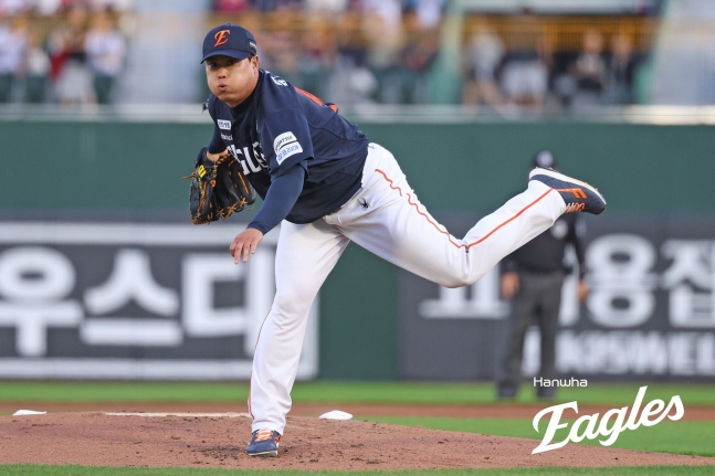 한화 이글스 류현진(왼쪽)이 5일 부산 사직야구장에서 열린 롯데 자이언츠와 2026 신한 SOL KBO리그 방문경기에 선발 등판해 투구를 펼치고 있다. /사진=한화 이글스 제공