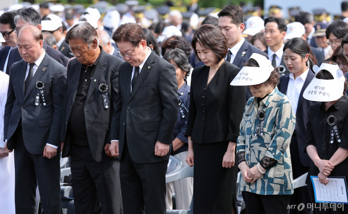 (서울=뉴스1) 이재명 기자 = 이재명 대통령과 김혜경 여사가 6일 서울 동작구 국립서울현충원에서 열린 제71회 현충일 추념식에서 묵념하고 있다. (청와대통신사진기자단) 2026.6.6/뉴스1  Copyright © 뉴스1. All rights reserved. 무단 전재 및 재배포,  AI학습 이용 금지. /사진=(서울=뉴스1) 이재명 기자