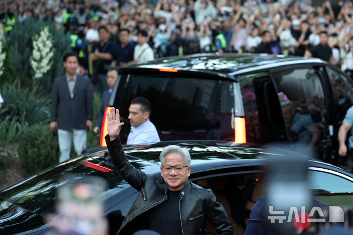 젠슨 황 엔비디아 최고경영자(CEO)가 5일 서울 마포구 홍대 인근의 한 고깃집에서 최태원 SK그룹 회장과 구광모 LG그룹 회장, 이해진 네이버 의장과 이른바 '삼소(삼겹살·소주) 회동'에 참석하며 손인사를 하고 있다. /사진=뉴시스