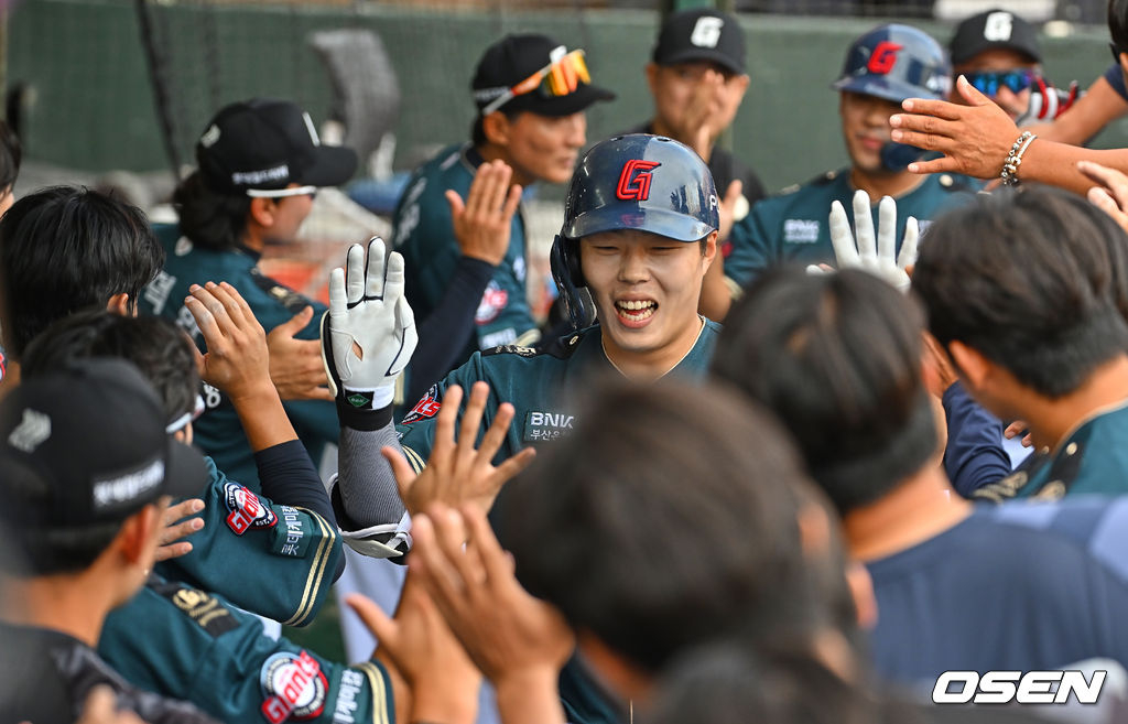 롯데 자이언츠 고승민(가운데)이 6일 부산 사직야구장에서 열린 한화 이글스와 2026 신한 SOL KBO리그 홈경기에서 투런 홈런을 때려낸 뒤 더그아웃에서 동료들의 환영을 받고 있다.