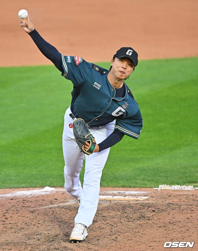 롯데 자이언츠 투수 박정민이 6일 부산 사직야구장에서 열린 한화 이글스와 2026 신한 SOL KBO리그 홈경기에서 8회초 등판해 투구를 하고 있다. 박정민은 3연속 볼넷을 내준 뒤 교체됐다.
