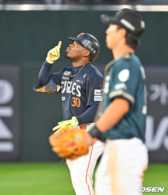 한화 이글스 요나단 페라자(왼쪽)가 6일 부산 사직야구장에서 열린 롯데 자이언츠와 2026 신한 SOL KBO리그 방문기에서 9회초 1타점 2루타를 날린 뒤 세리머니를 하고 있다.
