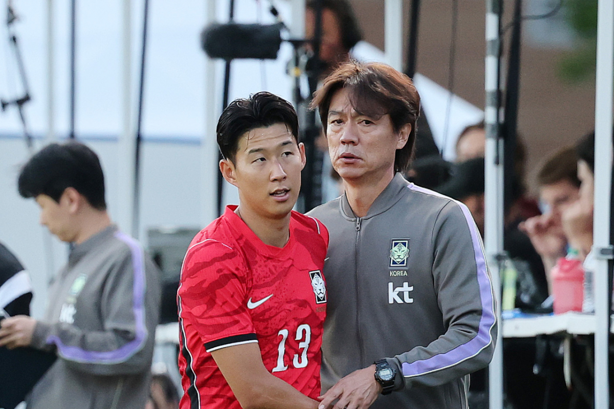 홍명보 대한민국 축구 국가대표팀 감독이 지난달 미국 유타주 솔트레이크시티 브리검 영 대학교에서 열린 대한민국과 트리니다드 토바고의 평가전에서 교체돼 들어오는 손흥민과 대화 중인 모습. /사진=뉴스1