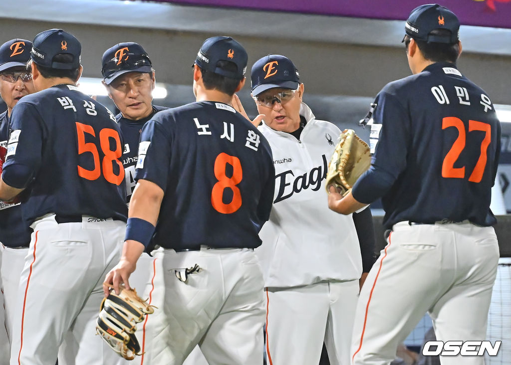 한화 이글스 노시환(왼쪽에서 4번째)이 6일 부산 사직야구장에서 열린 롯데 자이언츠와 2026 신한 SOL KBO리그 방문경기에서 4타점 맹타를 휘두르며 팀 승리를 이끈 뒤 김경문 감독과 하이파이브를 하고 있다.