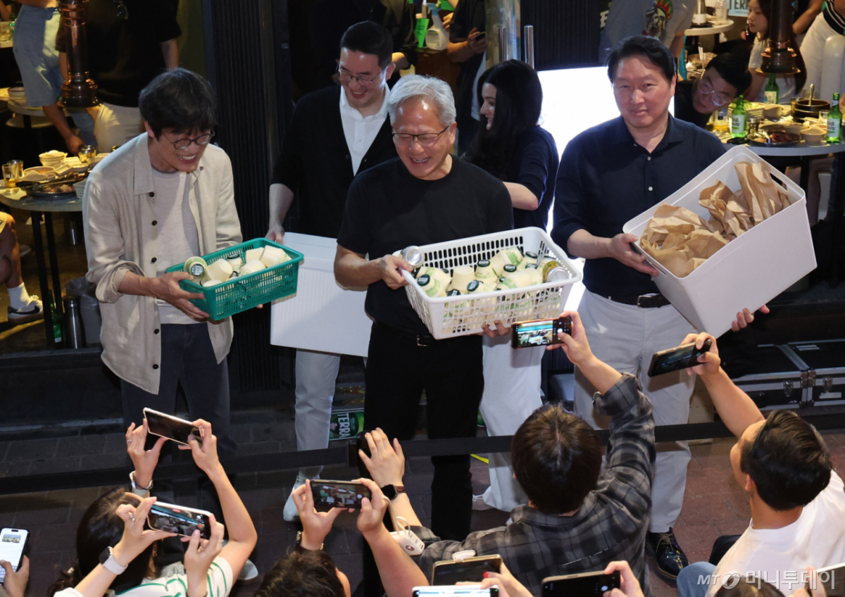 [서울=뉴시스] 조성우 기자 = 젠슨 황 엔비디아 최고경영자(CEO)가 5일 서울 마포구 홍대 인근의 한 고깃집에서 최태원 SK그룹 회장과 구광모 LG그룹 회장, 이해진 네이버 의장과 이른바 '삼소(삼겹살·소주) 회동' 도중 시민들에게 간식을 나눠주고 있다. 2026.06.05. xconfind@newsis.com /사진=조성우
