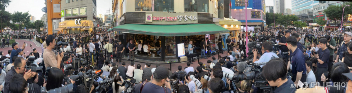 [서울=뉴시스] 조성우 기자 = 젠슨 황 엔비디아 최고경영자(CEO)가 5일 서울 마포구 홍대 인근의 한 고깃집에서 최태원 SK그룹 회장과 구광모 LG그룹 회장, 이해진 네이버 의장과 이른바 '삼소(삼겹살·소주) 회동' 하는 가운데 인파가 몰려 있다. 2026.06.05. xconfind@newsis.com /사진=