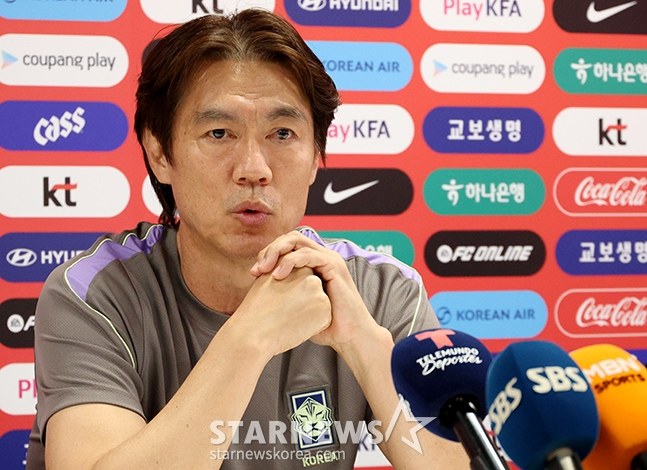 홍명보 대한민국 축구 국가대표팀 감독이 멕시코 과달라하라의 치바스 바예 베르데에서 진행되는 국제축구연맹(FIFA) 커뮤니티 트레이닝 전 취재진의 질문에 답하고 있다. /사진=김진경 대기자