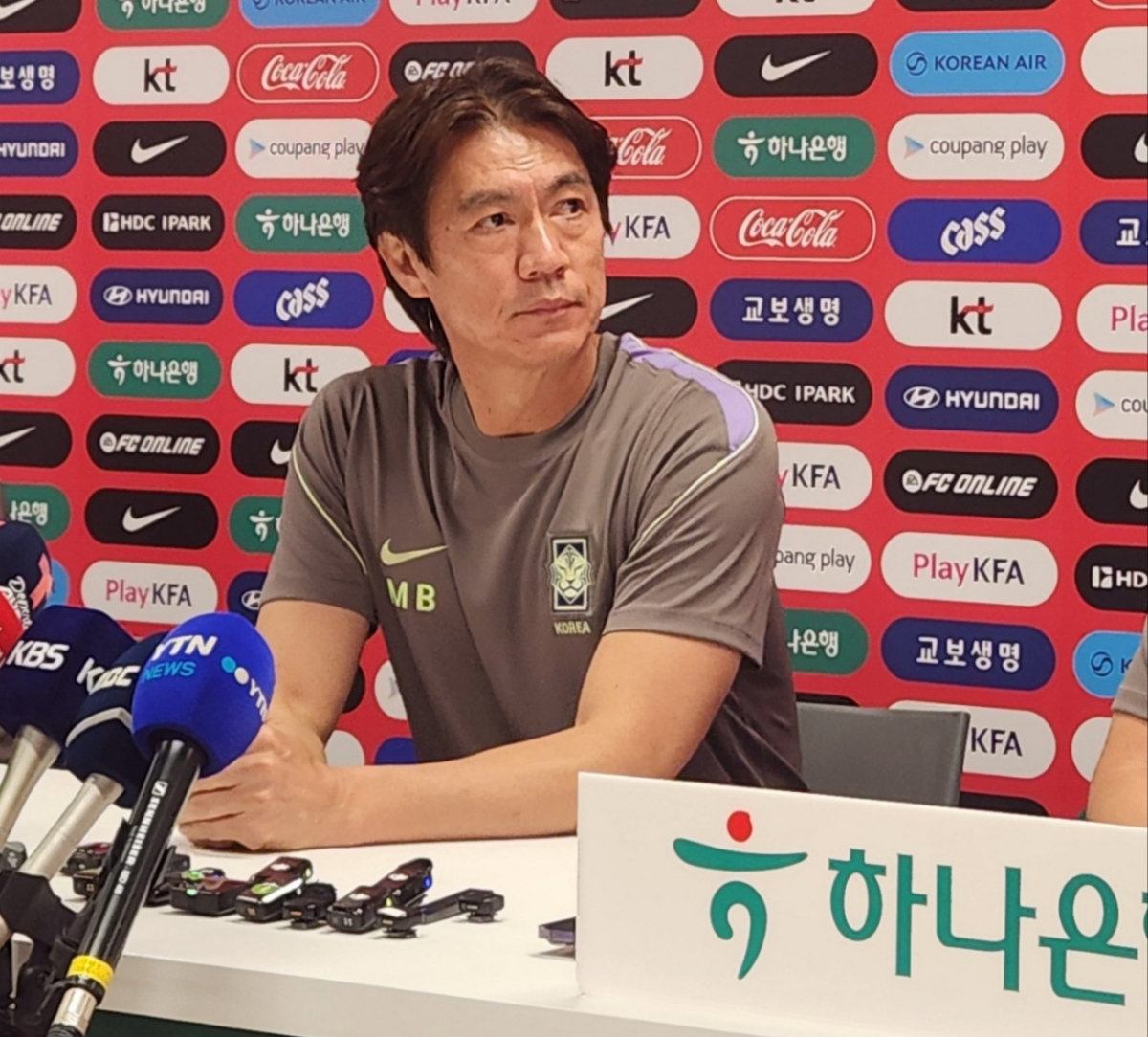 홍명보 대한민국 국가대표 감독이 멕시코 과달라하라의 치바스 바예 베르데에서 진행되는 국제축구연맹(FIFA) 커뮤니티 트레이닝 전 코리아 하우스를 둘러보고 있다. /사진=박건도 기자