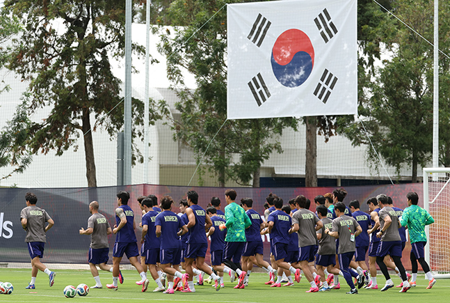 대한민국 축구 국가대표팀이 2026 북중미월드컵을 닷새 앞두고 6일 멕시코 과달라하라 치바스 바예베르데에서 첫 훈련을 진행했다. 손흥민을 비롯한 선수들이 러닝 훈련을 하고 있다. /사진=김진경 대기자