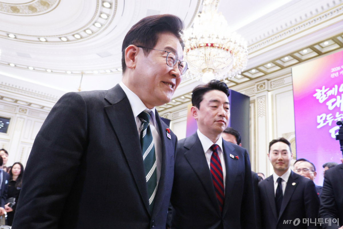 [서울=뉴시스] 고범준 기자 = 이재명 대통령이 21일 청와대 영빈관에서 열린 2026년 신년 기자회견을 마친 뒤 이동하고 있다. 2026.01.21. bjko@newsis.com /사진=고범준