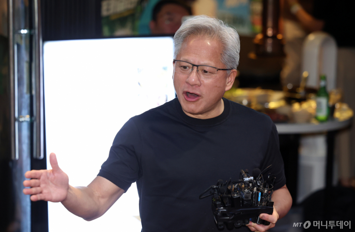 젠슨 황 엔비디아 최고경영자(CEO)가 5일 서울 마포구 홍대 인근의 한 고깃집에서 최태원 SK그룹 회장과 구광모 LG그룹 회장, 이해진 네이버 의장과 이른바 '삼소(삼겹살·소주) 회동' 도중 밖으로 나와 취재진 질문에 답하고 있다. /사진=뉴시스 /사진=조성우