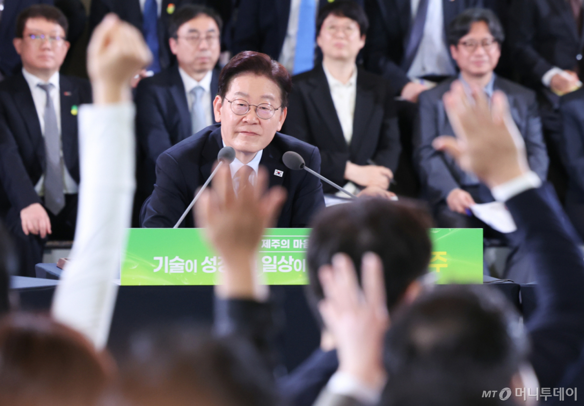 (제주=뉴스1) 이재명 기자 = 이재명 대통령이 30일 제주 한라대학교에서 열린 '제주의 마음을 듣다' 타운홀미팅 간담회에서 발언권을 요청하는 참석자들을 바라보고 있다. 2026.3.30/뉴스1 Copyright © 뉴스1. All rights reserved. 무단 전재 및 재배포, AI학습 이용 금지. /사진=(제주=뉴스1) 이재명 기자