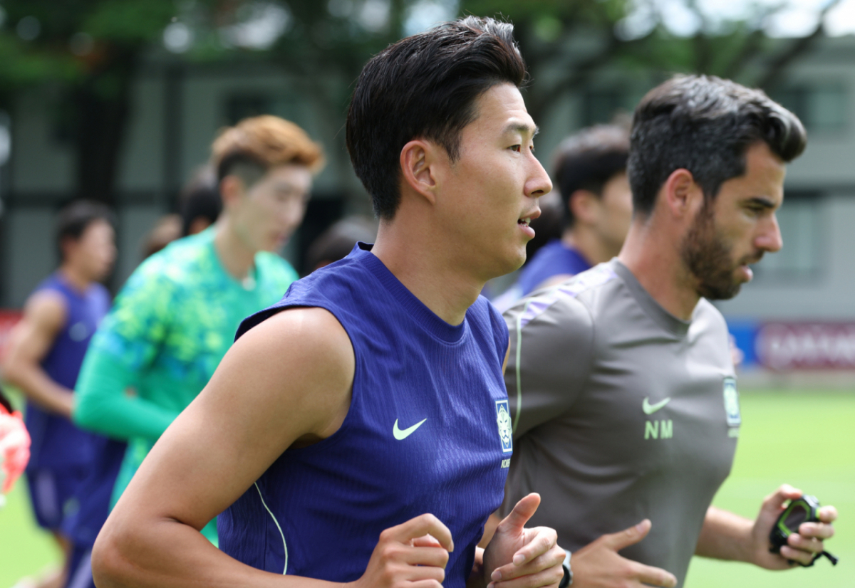 대한민국 축구 국가대표팀이 2026 북중미월드컵을 닷새 앞두고 6일 멕시코 과달라하라 치바스 베르데바예에서 첫 훈련을 진행했다. 손흥민을 비롯한 대표팀 선수들이 러닝 훈련을 하고 있다. 홍명보호는 오는 6월 12일 오전 11시(한국시간) 체코와 운명의 조별리그 1차전, 그리고 일주일 뒤인 19일 오전 10시 개최국 멕시코와 분수령이 될 2차전이 바로 이곳 과달라하라에서 치른다. /사진=김진경 대기자