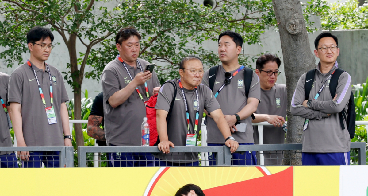 대한민국 축구 국가대표팀이 2026 북중미월드컵을 닷새 앞두고 6일 멕시코 과달라하라 치바스 바예베르데에서 첫 훈련을 진행했다. 박항서 북중미웓드컵 지원단장이 선수들의 훈련을 지켜보고 있다. 홍명보호는 오는 6월 12일 오전 11시(한국시간) 체코와 운명의 조별리그 1차전, 그리고 일주일 뒤인 19일 오전 10시 개최국 멕시코와 분수령이 될 2차전이 바로 이곳 과달라하라에서 치른다. /사진=김진경 대기자