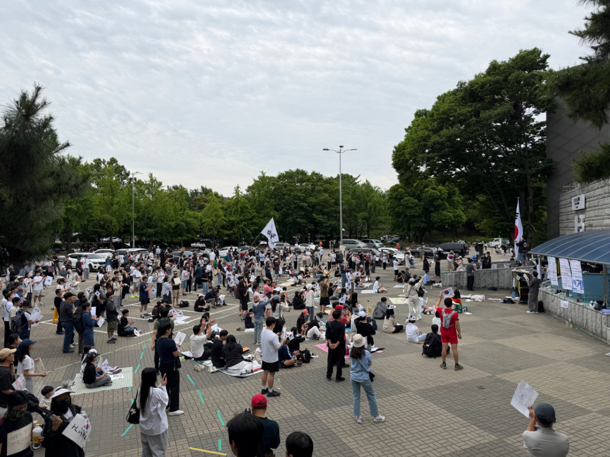 7일 오전 서울 송파구 올림픽공원 핸드볼 경기장 인근에서 재선거를 요구하는 시위가 벌어지고 있다./사진=민수정 기자.