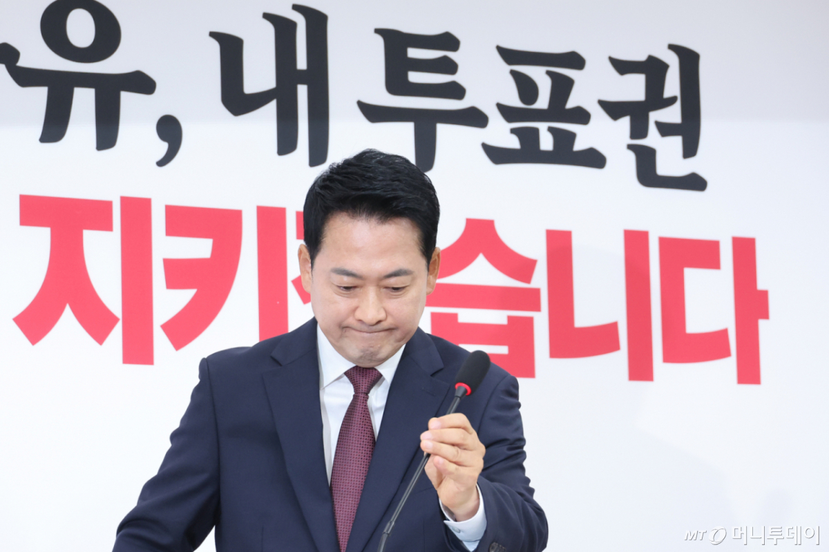 (서울=뉴스1) 신웅수 기자 = 장동혁 국민의힘 대표가 7일 서울 여의도 국회에서 가진 재선거 요구 기자회견을 마친 후 회견장을 나서고 있다. 2026.6.7/뉴스1 Copyright © 뉴스1. All rights reserved. 무단 전재 및 재배포, AI학습 이용 금지. /사진=(서울=뉴스1) 신웅수 기자