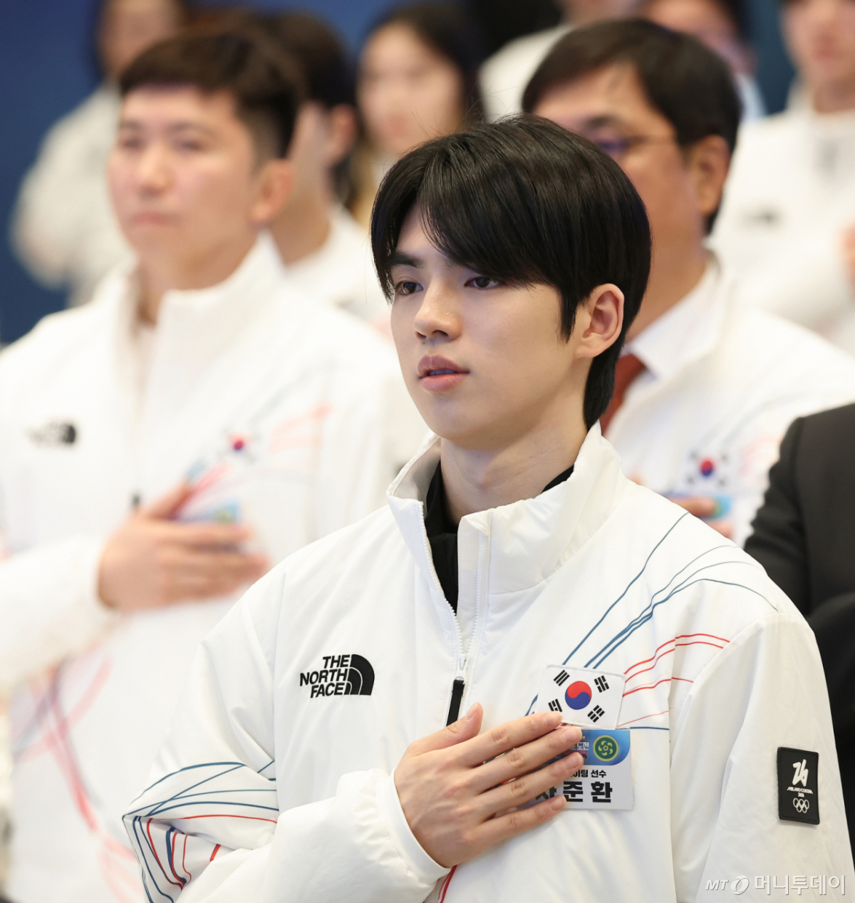 피겨스케이팅 국가대표 차준환이 2026 밀라노·코르티나담페초 동계올림픽 선수단 격려 오찬에서 국민의례를 하고 있다./사진=뉴시스