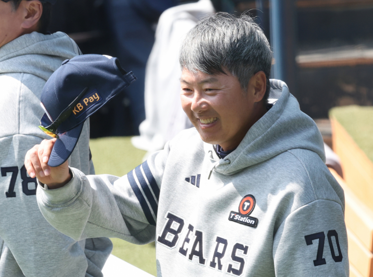 2026 신한 SOL Bank KBO리그 시범경기 두산 베어스 대 KIA 타이거즈 경기가 22일 서울 잠실야구장에서 열렸다. 두산 김원형 감독이 KIA 이범호 감독의 인사에 답례하고 있다. /사진=김진경 kim.jinkyung@