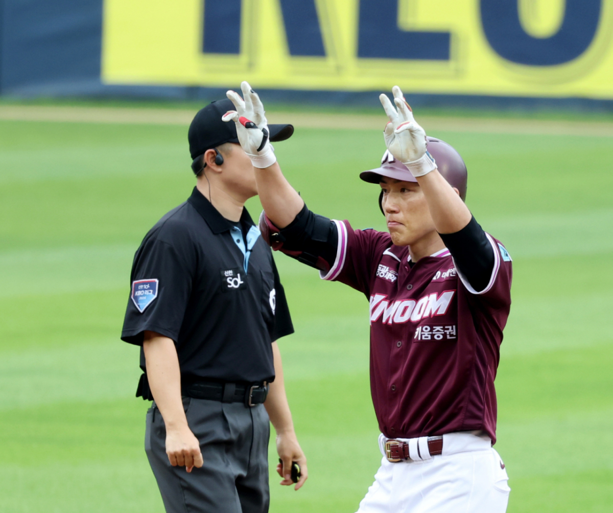 키움 리드오프 서건창이 7일 잠실구장에서 열린 2026KBO리그 두산베어스와 키움히어로즈의 경기 1회초 벤자민을 상대로 선두타자 2루타로 출루하고 있다. 2026.06.07. 키움 리드오프 서건창이 7일 잠실구장에서 열린 2026KBO리그 두산베어스와 키움히어로즈의 경기 1회초 벤자민을 상대로 선두타자 2루타로 출루하고 있다. 2026.06.07. /사진=강영조 cameratalks@