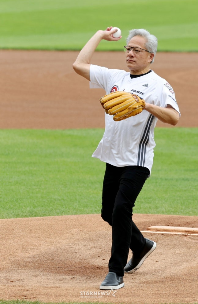 시구하는 젠슨 황. /사진=강영조 선임기자