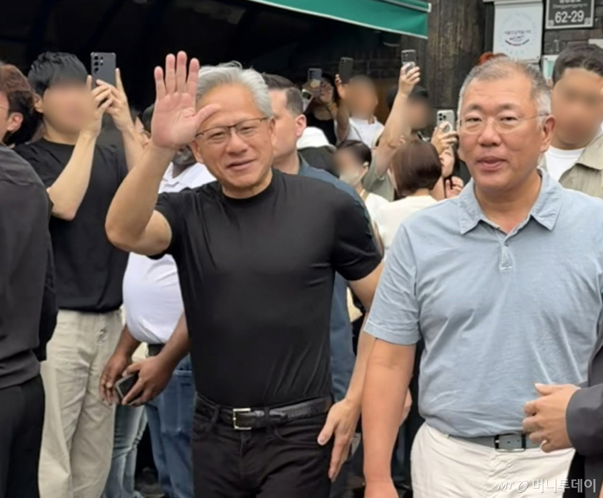 (서울=뉴스1) = 젠슨 황 엔비디아 CEO와 정의선 현대자동차그룹 회장이 7일 서울 을지로 우래옥에서 오찬 회동 후 나서고 있다. (독자제공, 재판매 및 DB금지) 2026.6.7/뉴스1 Copyright © 뉴스1. All rights reserved. 무단 전재 및 재배포, AI학습 이용 금지. /사진=(서울=뉴스1)