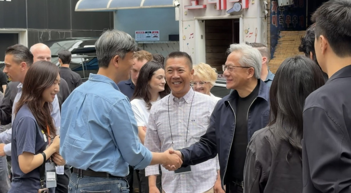 젠슨 황 엔비디아 CEO(오른쪽)가 장병규 크래프톤 의장(왼쪽 블루셔츠)과 악수하고 있다./사진=뉴스1