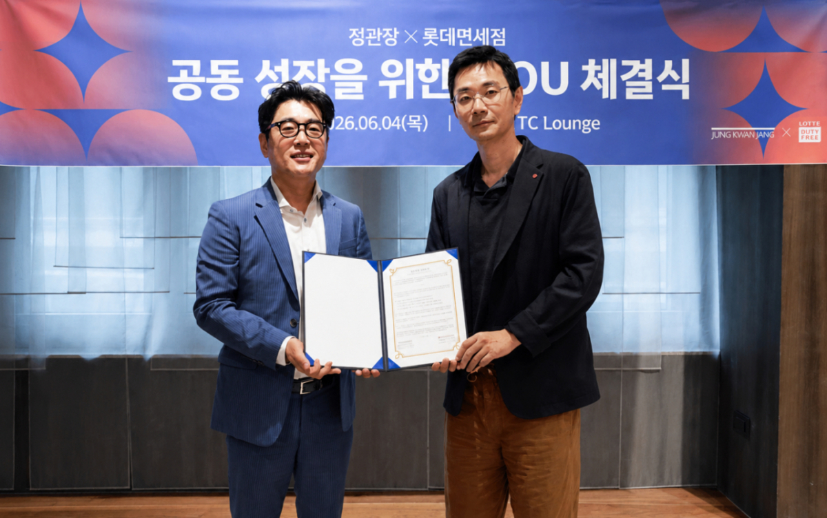 지난 4일 이정민 롯데면세점 상품부문장(사진 우측)과 김태원 KGC 영업본부장이 MOU 체결 후 기념 촬영을 하고 있다./사진제공=롯데면세점