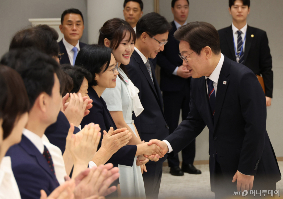 [서울=뉴시스] 최동준 기자 = 이재명 대통령이 28일 서울 용산 대통령실 청사에서 열린 신임 국무위원 및 국세청장 임명장 수여식에서 한성숙 중소벤처기업부 장관과 악수하고 있다. (대통령실통신사진기자단) 2025.07.28. photocdj@newsis.com /사진=