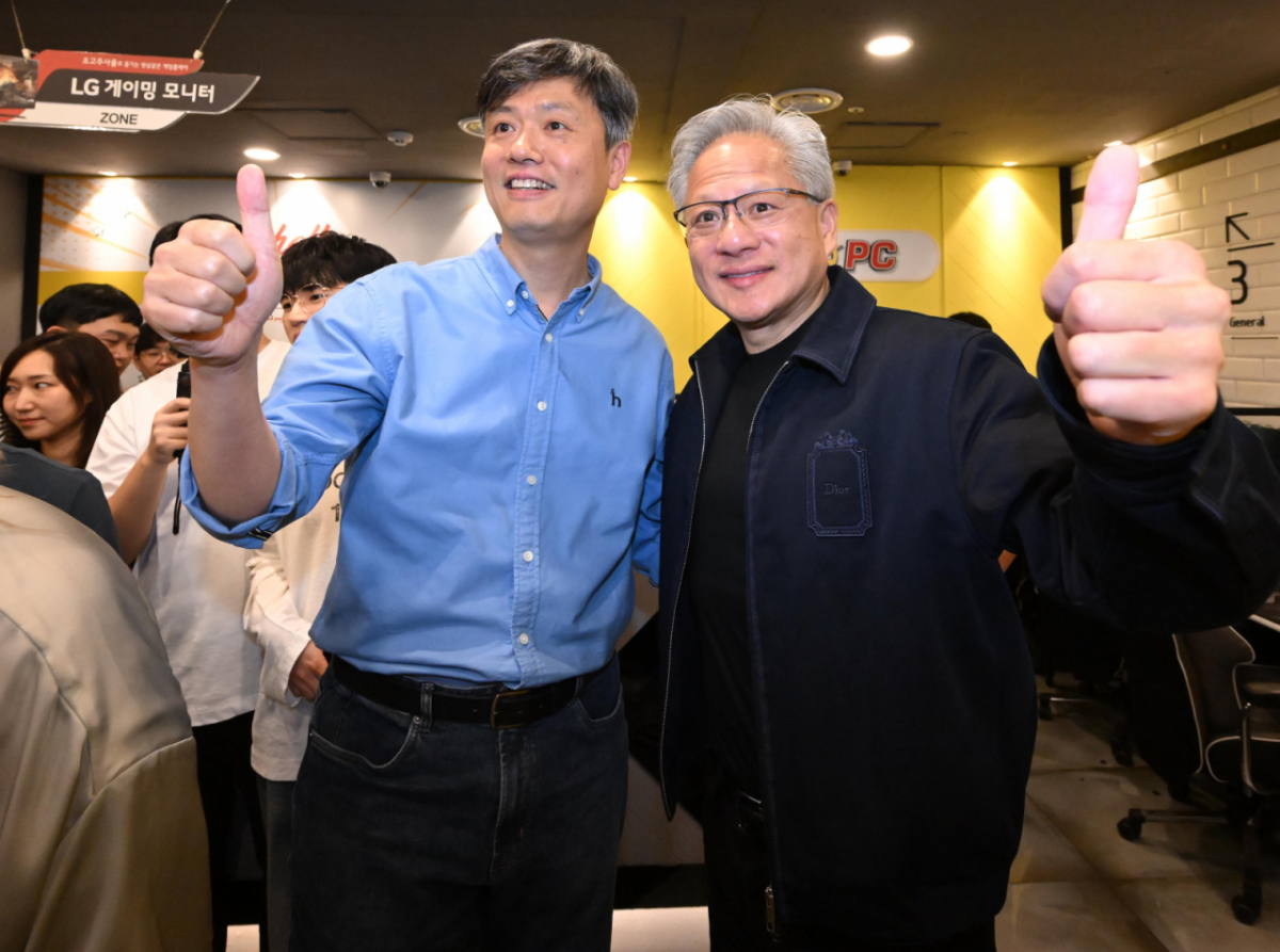 젠슨 황 엔비디아 최고경영자(CEO)가 7일 서울 강남구의 한 PC방에서 장병규 크래프톤 의장과 함께 크래프트 유저들과 만나 엄지를 들어 보이고 있다. /사진=게임기자단