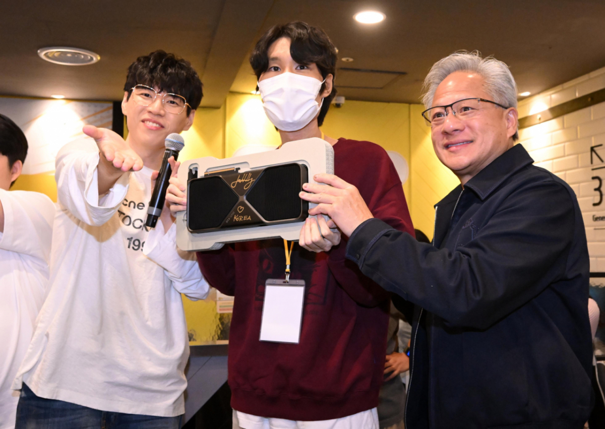 젠슨 황 엔비디아 최고경영자(CEO)가 7일 서울 강남구의 한 PC방에서 추첨을 통해 뽑힌 한 크래프트 유저에게 최신 그래픽카드 '지포스RTX5090'를 선물하고 있다. /사진=뉴시스