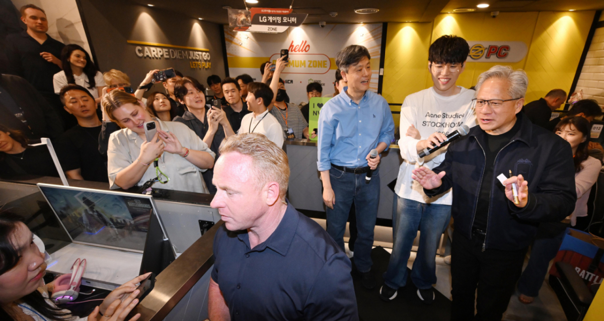 젠슨 황 엔비디아 최고경영자(CEO)가 7일 서울 강남구의 한 PC방에서 크래프트 유저들과 만나 인사말을 하고 있다. /사진=뉴시스