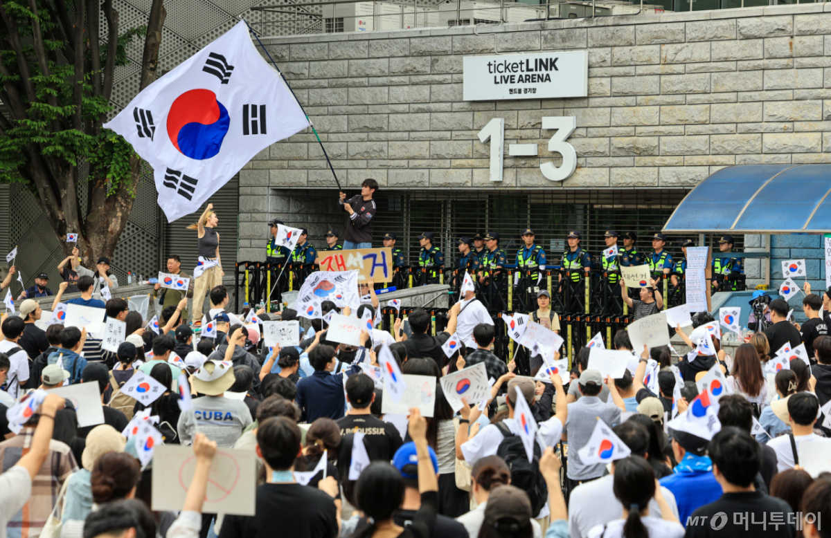 (서울=뉴스1) 이호윤 기자 = 제9회 전국동시지방선거 투표용지 부족 사태에 반발한 시민들이 7일 서울 송파구 올림픽공원 핸드볼경기장 개표소 앞에 모여 재선거를 요구하는 구호를 외치고 있다. 2026.6.7/뉴스1 Copyright © 뉴스1. All rights reserved. 무단 전재 및 재배포, AI학습 이용 금지. /사진=(서울=뉴스1) 이호윤 기자