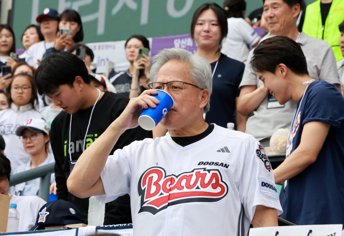 젠슨 황 엔비디아 최고경영자(CEO)가 7일 서울 송파구 잠실야구장에서 열린 2026 신한 SOL KBO리그 KT 위즈 대 두산 베어스의 경기를 지켜보고 있다. (공동취재) /사진=뉴시스