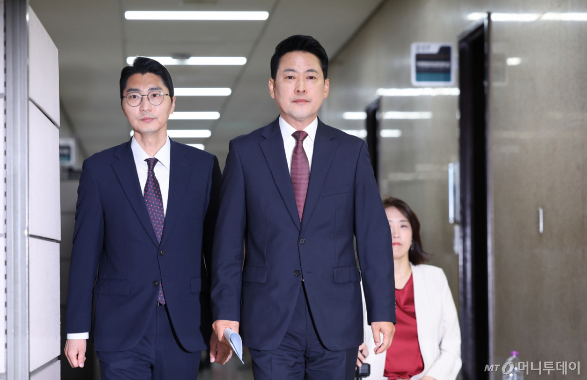 [서울=뉴시스] 김근수 기자 = 장동혁 국민의힘 대표가 7일 오전 서울 여의도 국회에서 열린 투표지 부족사태 현안 관련 기자회견을 하기 위해 이동하고 있다. 2026.06.07. ks@newsis.com /사진=김근수