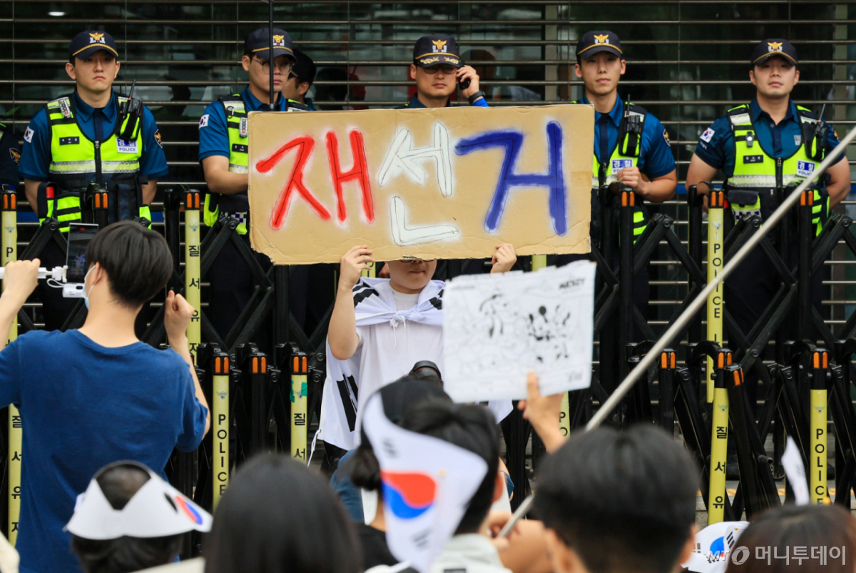 (서울=뉴스1) 이호윤 기자 = 제9회 전국동시지방선거 투표용지 부족 사태에 반발한 시민들이 7일 서울 송파구 올림픽공원 핸드볼경기장 개표소 앞에 모여 재선거를 요구하는 구호를 외치고 있다. 2026.6.7/뉴스1 Copyright © 뉴스1. All rights reserved. 무단 전재 및 재배포, AI학습 이용 금지. /사진=(서울=뉴스1) 이호윤 기자