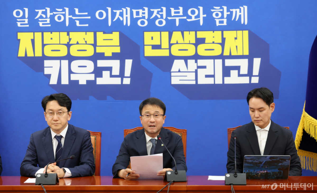 [서울=뉴시스] 김근수 기자 = 한병도 더불어민주당 원내대표가 7일 오후 서울 여의도 국회에서 투표지 부족 현안 관련 긴급 기자간담회를 하고 있다. 2026.06.07. ks@newsis.com /사진=김근수