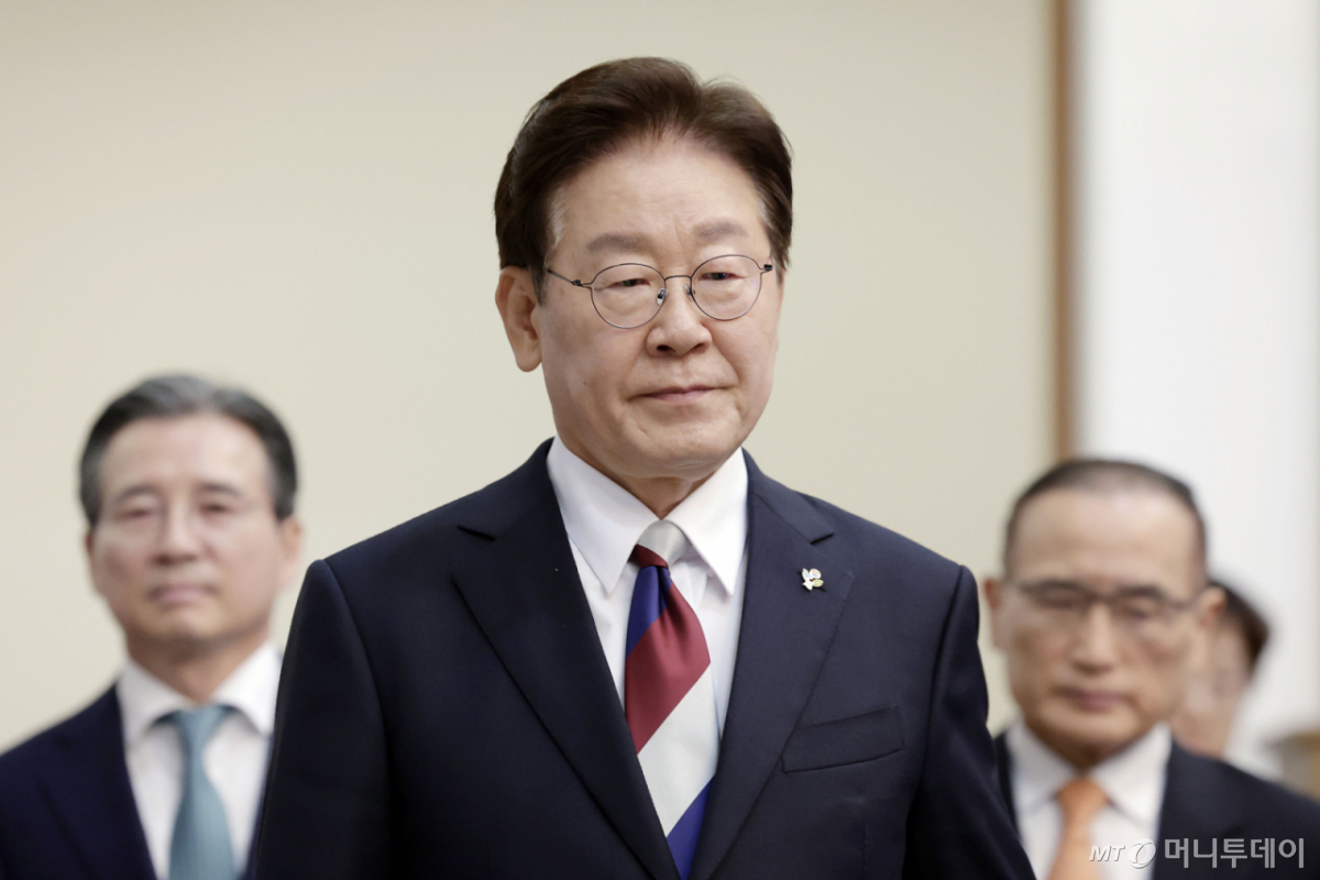 (서울=뉴스1) 이재명 기자 = 이재명 대통령이 4일 청와대에서 열린 수석보좌관회의에 입장하고 있다. 2026.6.4/뉴스1 Copyright © 뉴스1. All rights reserved. 무단 전재 및 재배포, AI학습 이용 금지. /사진=(서울=뉴스1) 이재명 기자
