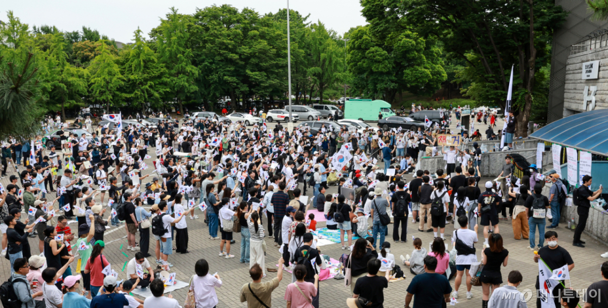(서울=뉴스1) 이호윤 기자 = 제9회 전국동시지방선거 투표용지 부족 사태에 반발한 시민들이 7일 서울 송파구 올림픽공원 핸드볼경기장 개표소 앞에 모여 재선거를 요구하는 구호를 외치고 있다. 2026.6.7/뉴스1 Copyright © 뉴스1. All rights reserved. 무단 전재 및 재배포, AI학습 이용 금지. /사진=(서울=뉴스1) 이호윤 기자