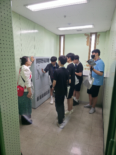 지난 1일 경기 영성중학교 학생들이 서울 남영동 민주화운동기념관에서 조사실을 둘러보고 있다. /사진 제공=교육부
