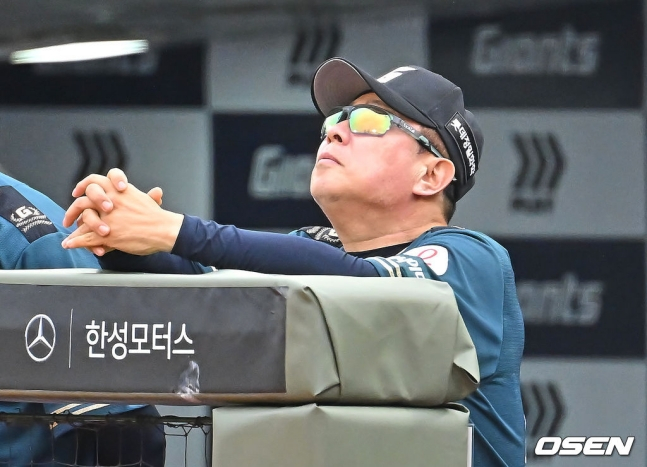 김태형 롯데 자이언츠 감독이 7일 부산 사직야구장에서 열린 한화 이글스와 2026 신한 SOL KBO리그 홈경기에서 하늘을 바라보고 있다.