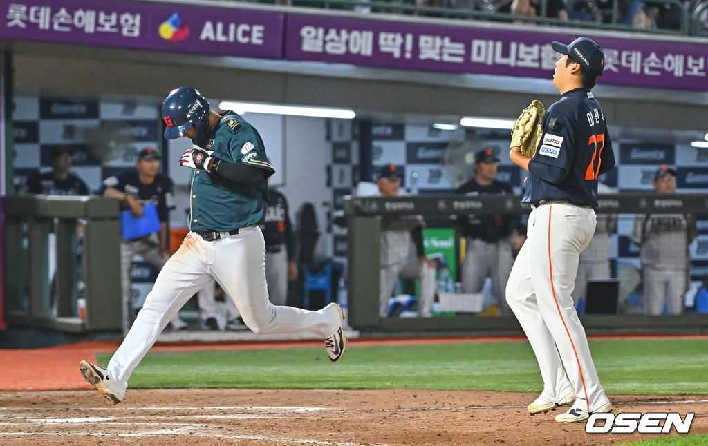 롯데 자이언츠 손호영(왼쪽)이 7일 부산 사직야구장에서 열린 한화 이글스와 2026 신한 SOL KBO리그 홈경기에서 8회말 이민우의 폭투를 틈타 홈을 밟고 있다.
