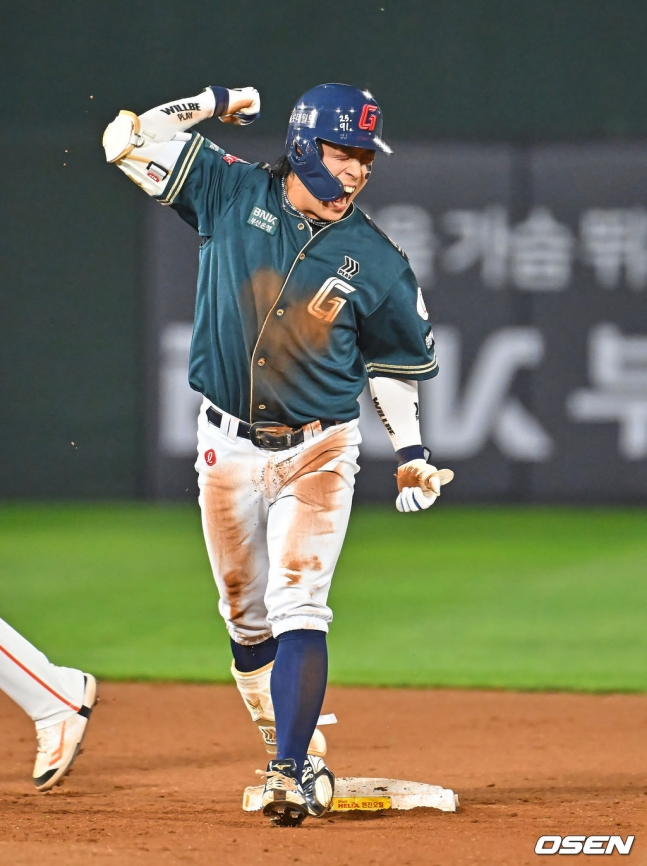 롯데 자이언츠 황성빈이 7일 부산 사직야구장에서 열린 한화 이글스와 2026 신한 SOL KBO리그 홈경기에서 8회말 1타점 동점 2루타를 날리고 포효하고 있다.