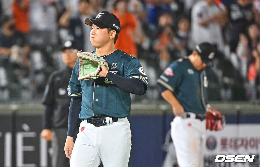 롯데 자이언츠 마무리 투수 최준용이 7일 부산 사직야구장에서 열린 한화 이글스와 2026 신한 SOL KBO리그 홈경기에서 연장 10회초 수비 실책으로 역전을 허용한 뒤 아쉬워하고 있다.